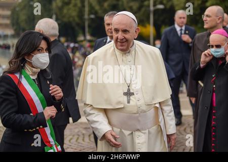 Assisi, Italia. 12 novembre 2021. (11/12/2021) Papa Francesco partecipa ad un incontro con i poveri nella Basilica di Santa Maria degli Angeli, vicino Assisi. Papa Francesco si recò ad Assisi il 12 novembre 2021 per un incontro privato con i poveri, in preparazione della Giornata Mondiale dei poveri. (Foto di Riccardo Fabi/Pacific Press/Sipa USA) Credit: Sipa USA/Alamy Live News Foto Stock