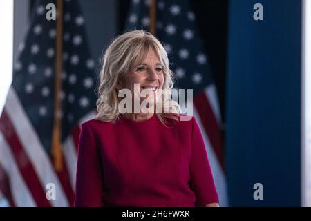 Washington, Stati Uniti. 15 Nov 2021. First Lady Jill Biden partecipa a un Summit virtuale delle Nazioni tribali come parte del mese nazionale del patrimonio dei nativi americani nel South Court Auditorium del Eisenhower Executive Office Building vicino alla Casa Bianca a Washington, DC lunedì 15 novembre 2021. Foto di Sarah Silbiger/UPI Credit: UPI/Alamy Live News Foto Stock