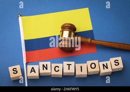 Bandiera della Colombia, Gavel del giudice e cubi di legno con testo, concetto sul tema delle sanzioni Foto Stock