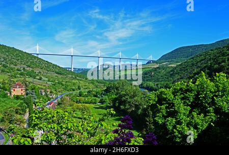 Viadotto di Millau, che collega il Causses de Sauveterre e il Causses du Larzac sopra il fiume Tarn. Aveyron, Francia Foto Stock