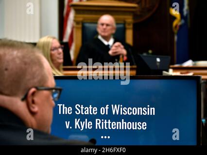 Kenosha, Wisconsin, Stati Uniti. 15 Nov 2021. Il procedimento penale si prepara a dare argomenti conclusivi nel processo di Kyle Rittenhouse presso il tribunale della contea di Kenosha, Wisconsin, lunedì 15 novembre 2021. (Credit Image: © Sean Krajacic/The Kenosha News-POOL via ZUMA Press Wire) Foto Stock