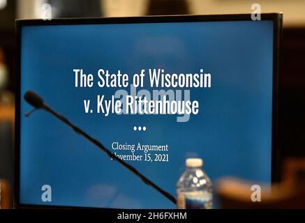 Kenosha, Wisconsin, Stati Uniti. 15 Nov 2021. L'accusa si prepara a dare la sua ultima argomentazione nel processo di Kyle Rittenhouse al tribunale della contea di Kenosha, Wisconsin, lunedì 15 novembre 2021. (Credit Image: © Sean Krajacic/The Kenosha News-POOL via ZUMA Press Wire) Foto Stock