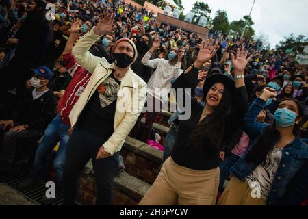 Gli appassionati del concerto si divertiranno con il 'Concierto Radionica 2021' del 2021, artisti 'Velandia Y la Tigra, Briela Ojeda, Aterciopelados, Belgram e N Hardem, DJ Mike Style & Friends' il primo concerto con un'occupazione del 100% tra le agevolazioni delle restrizioni COVID-19 a Bogota, Colombia, il 13 novembre 2021. Foto Stock