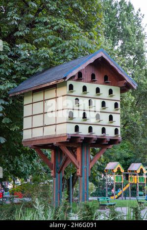 Un grande birdhouse in legno Condo con molte finestre ad Annecy, Francia Foto Stock
