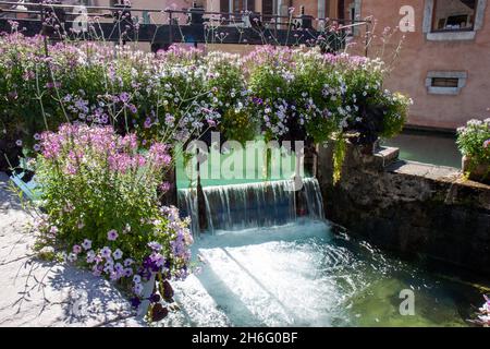 Una porta chiusa sul canale del fiume Thiou, Annecy, Francia Foto Stock