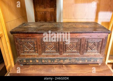 Vecchio petto di legno per il trasporto di abiti e oggetti Foto Stock