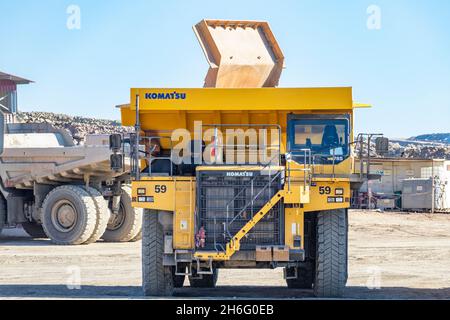 Huelva, Spagna - 13 novembre 2021: Komatsu Mining Trucks in Corta Atalaya open mine pit. Scavo profondo di pirite ed estrazione di minerali di coope Foto Stock