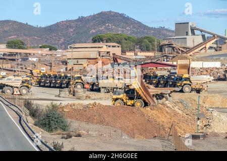 Huelva, Spagna - 13 novembre 2021: Komatsu Mining Trucks e altri macchinari minerari a Corta Atalaya Open mine pi nel comune di Minas de Riotinto Foto Stock