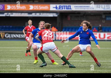 Cardiff, Galles. 23 Febbraio, 2020. Lauren Smyth of Wales sotto la pressione di Coralie Bertrand e Morgane Peyronnet di Francia durante la partita del campionato delle sei Nazioni delle donne tra Galles e Francia al Cardiff Arms Park di Cardiff, Galles, Regno Unito, il 23 febbraio 2020. Credit: Duncan Thomas/Majestic Media/Alamy Live News. Foto Stock