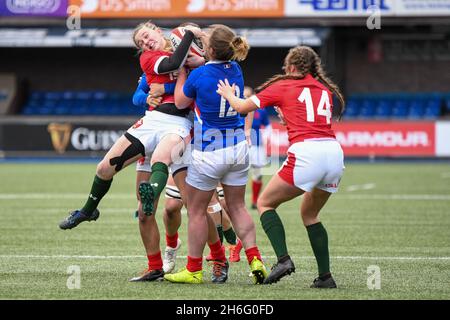 Cardiff, Galles. 23 Febbraio, 2020. Lauren Smyth of Wales sotto la pressione di Morgane Peyronnet in Francia durante la partita del Women's Six Nations Championship tra Galles e Francia al Cardiff Arms Park di Cardiff, Galles, Regno Unito, il 23 febbraio 2020. Credit: Duncan Thomas/Majestic Media/Alamy Live News. Foto Stock