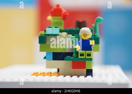 Costruitore per bambini LEGO figure e blocchi in plastica colorata. Foto Stock