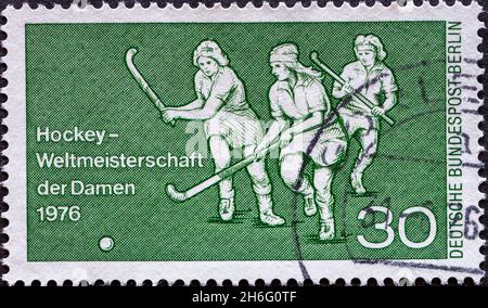 GERMANIA, Berlino - CIRCA 1976: Un francobollo dalla Germania, Berlino che mostra la partita di hockey da campo femminile. Testo: Campionato mondiale di hockey 1976 per le donne Foto Stock