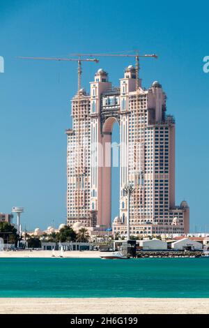 ABU DHABI, Emirati Arabi Uniti - 7 MARZO 2017: Edificio del Fairmont Marina Residences ad Abu Dhabi in costruzione. Foto Stock