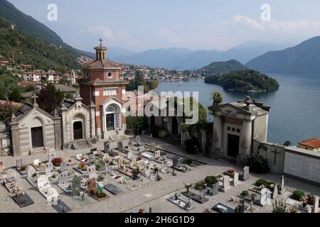 Cimitero di Sala Comacina con vista sul lago di Como e sull'isola di Comacina a Sala Comacina, Italia Foto Stock