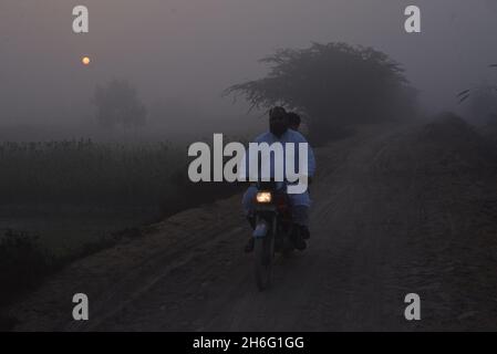 Lahore, Pakistan. 11 Nov 2021. (11/11/2021) le persone pakistane si sono occupate del loro lavoro di routine in condizioni di fumigazione a Lahore, Pakistan. Come lo smog riemerge nella capitale provinciale e la qualità dell'aria della città è dichiarata "molto malsana". (Foto di Rana Sajid Hussain/Pacific Press/Sipa USA) Credit: Sipa USA/Alamy Live News Foto Stock