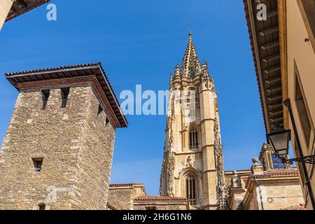 Vista della torre della Cattedrale di Oviedo, Uvieu, nelle Asturie. Foto Stock