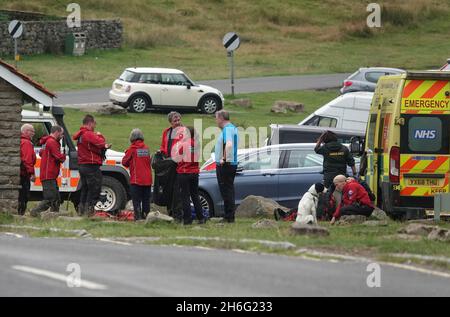 GOATHLAND, REGNO UNITO - 15 agosto 2021: Il Scarborough e il Rydale Mountain Rescue Team si occupano di un'emergenza sui North York Moors con le auto Foto Stock