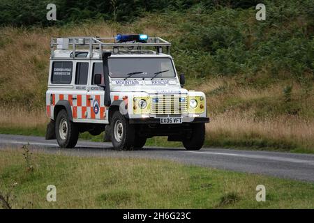 GOATHLAND, REGNO UNITO - 17 ago 2021: Un'ambulanza dal Scarborough e Rydale Mountain Rescue Team che guida in direzione di un'emergenza in Foto Stock