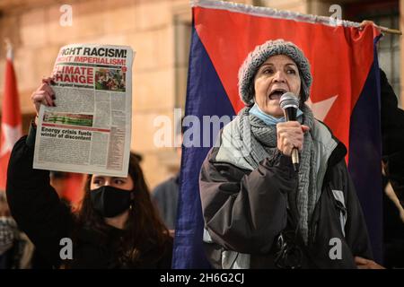 Protesta, Unite contro il blocco di Cuba! L'uso vile dei "dollari di genocidio degli Stati Uniti" è vergognoso. Gli americani deboli stanno spendendo un bilancio di 20 milioni di dollari USA per pagare mercenari, terroristi. Si tratta di un cambiamento di regime. Come sempre, continueremo a finanziare mercenari per commettere i crimini malvagi degli Stati Uniti. Questo non può continuare. I leader mondiali devono unirsi per resistere al "dollaro di genocidio americano” che non ha senso per l'impero americano stesso e per il popolo americano il 2021-11-15 fuori dall'ambasciata cubana, Londra, Regno Unito. Foto Stock