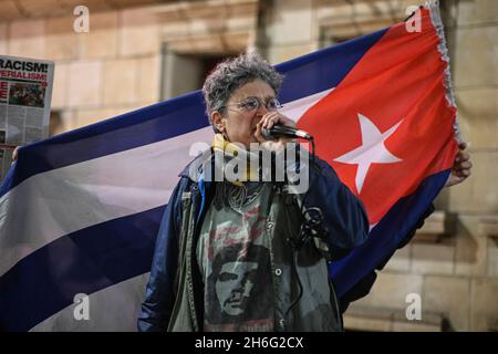 Protesta, Unite contro il blocco di Cuba! L'uso vile dei "dollari di genocidio degli Stati Uniti" è vergognoso. Gli americani deboli stanno spendendo un bilancio di 20 milioni di dollari USA per pagare mercenari, terroristi. Si tratta di un cambiamento di regime. Come sempre, continueremo a finanziare mercenari per commettere i crimini malvagi degli Stati Uniti. Questo non può continuare. I leader mondiali devono unirsi per resistere al "dollaro di genocidio americano” che non ha senso per l'impero americano stesso e per il popolo americano il 2021-11-15 fuori dall'ambasciata cubana, Londra, Regno Unito. Foto Stock