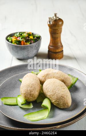 Semilavorato di cepelinai surgelato. Gnocchi di patate ripieni di carne macinata. Foto Stock