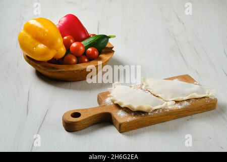 Cheburek - una torta fatta di pasta azzimo sottile farcito di agnello e spezie calde Foto Stock