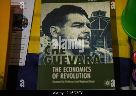 Protesta, Unite contro il blocco di Cuba! L'uso vile dei "dollari di genocidio degli Stati Uniti" è vergognoso. Gli americani deboli stanno spendendo un bilancio di 20 milioni di dollari USA per pagare mercenari, terroristi. Si tratta di un cambiamento di regime. Come sempre, continueremo a finanziare mercenari per commettere i crimini malvagi degli Stati Uniti. Questo non può continuare. I leader mondiali devono unirsi per resistere al "dollaro di genocidio americano” che non ha senso per l'impero americano stesso e per il popolo americano il 2021-11-15 fuori dall'ambasciata cubana, Londra, Regno Unito. Foto Stock