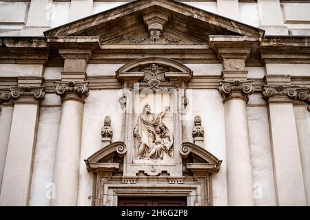 Stampaggio di stucchi e bassorilievo sopra l'ingresso della Chiesa di San Giuseppe. Milano, Italia Foto Stock