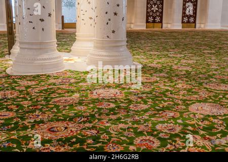 Moquette nella Grande Moschea di Sheikh Zayed ad Abu Dhabi, la capitale degli Emirati Arabi Uniti Foto Stock