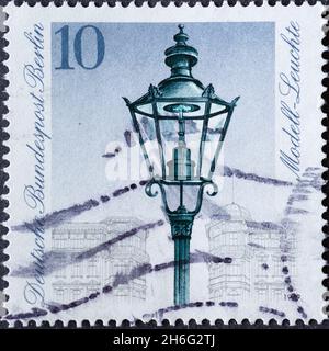 GERMANIA, Berlino - CIRCA 1979: Un francobollo dalla Germania, Berlino che mostra 300 anni di illuminazione stradale storica: Luce modello alimentata a gas Foto Stock