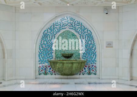 Fontana con acqua potabile alla Grande Moschea di Sheikh Zayed ad Abu Dhabi, Emirati Arabi Uniti Foto Stock