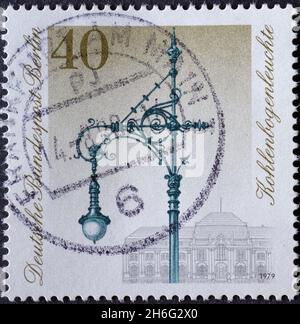 GERMANIA, Berlino - CIRCA 1979: Un francobollo dalla Germania, Berlino che mostra 300 anni di illuminazione stradale storica: lampada elettrica ad arco di carbonio Foto Stock