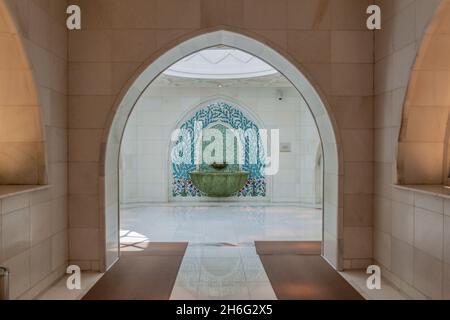 Fontana con acqua potabile alla Grande Moschea di Sheikh Zayed ad Abu Dhabi, Emirati Arabi Uniti Foto Stock