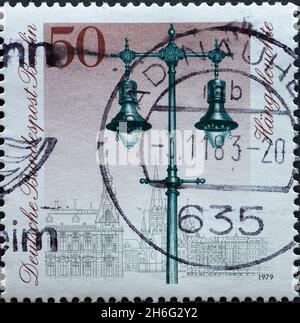 GERMANIA, Berlino - CIRCA 1979: Un francobollo dalla Germania, Berlino che mostra 300 anni di illuminazione stradale storica: Lampada a gas appeso Foto Stock