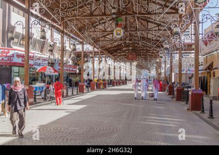 KUWAIT CITY, KUWAIT - 17 MARZO 2017: Vicolo nel mercato Souq nella città di Kuwait. Foto Stock