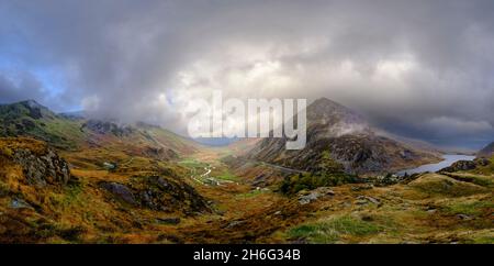 Spettacolare vista panoramica del Nant ffrancon valey nel Parco Nazionale di Snowdonia, Galles del Nord, Regno Unito Foto Stock