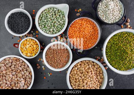 Molte ciotole di legumes.Top varie vista Foto Stock