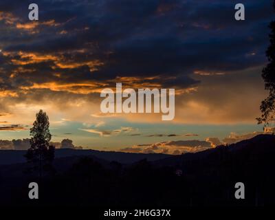 I colori del post-bagliore su diversi tipi di nuvole sulla valle vicino alla città di Villa de Leyva nella Colombia centrale. Foto Stock