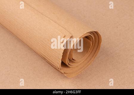 Rotolo di carta da imballaggio Kraft marrone. Fogli di carta kraft ecocompatibili per il confezionamento di merci o regali. Concetto di imballaggio sostenibile Foto Stock