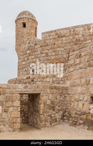 Visualizza la torre del Bahrain Fort Qal-Bahrain nel Bahrain Foto Stock