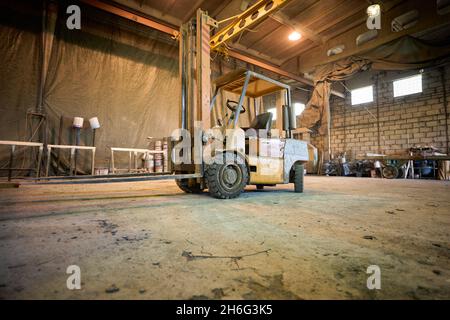 Vecchia macchina a forche sporca in magazzino. Foto di alta qualità Foto Stock