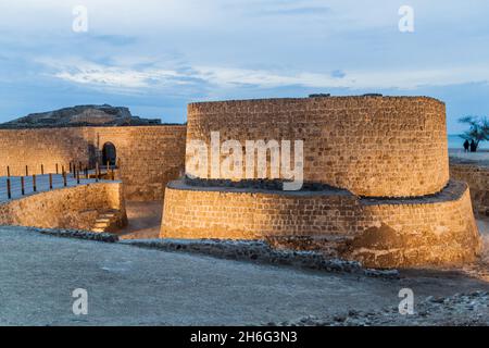 Vista serale del Forte Qall'at Bahrain nel Bahrain Foto Stock