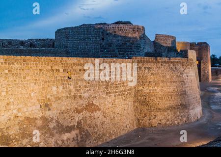 Vista serale del Forte Qall'at Bahrain nel Bahrain Foto Stock