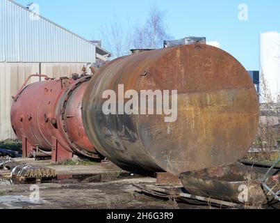 Il barile vecchio di gasolio . Metallo e rusty sull'erba Foto stock - Alamy