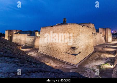 Vista serale del Forte Qal al-Bahrain illuminato nel Bahrain Foto Stock