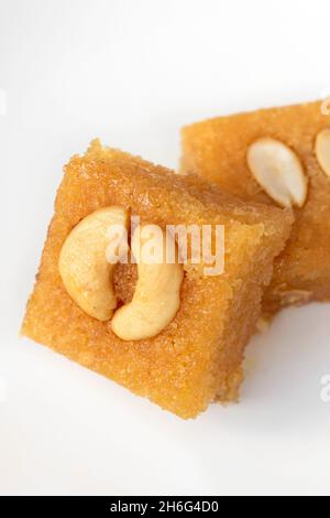 Dolci freschi fatti in casa Namoura medio orientale dessert semola dolci dolci dolci a Istanbul Turchia Foto Stock