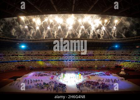 Fuochi d'artificio alla cerimonia di chiusura dei Giochi Paralimpici di Tokyo 2020 nello Stadio Olimpico, Tokyo Giappone Foto Stock