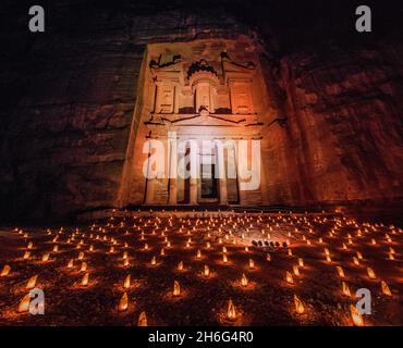 Candele che si illuminano di fronte al tempio al Khazneh la Trasury nell'antica città di Petra, Giordania Foto Stock