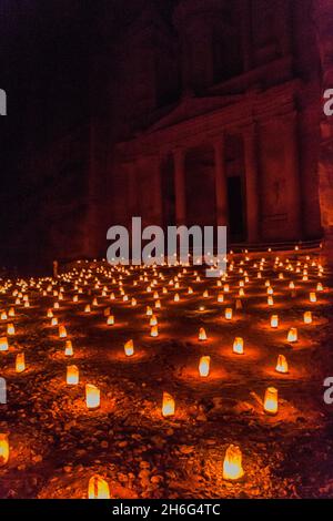 Candele che si illuminano di fronte al tempio al Khazneh il Tesoro nella città antica Petra, Giordania Foto Stock