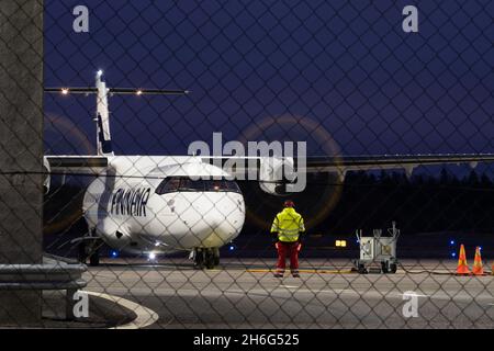 Helsinki / Finlandia - 15 NOVEMBRE 2021: Velivolo ATR-72 turboprop, gestito dalla compagnia di bandiera finlandese Finnair, in preparazione della partenza Foto Stock